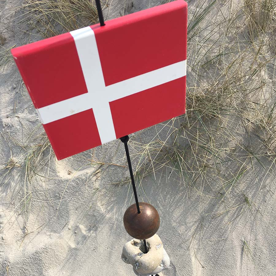 Dansk træflag og velkommen klods/brick med sort snor