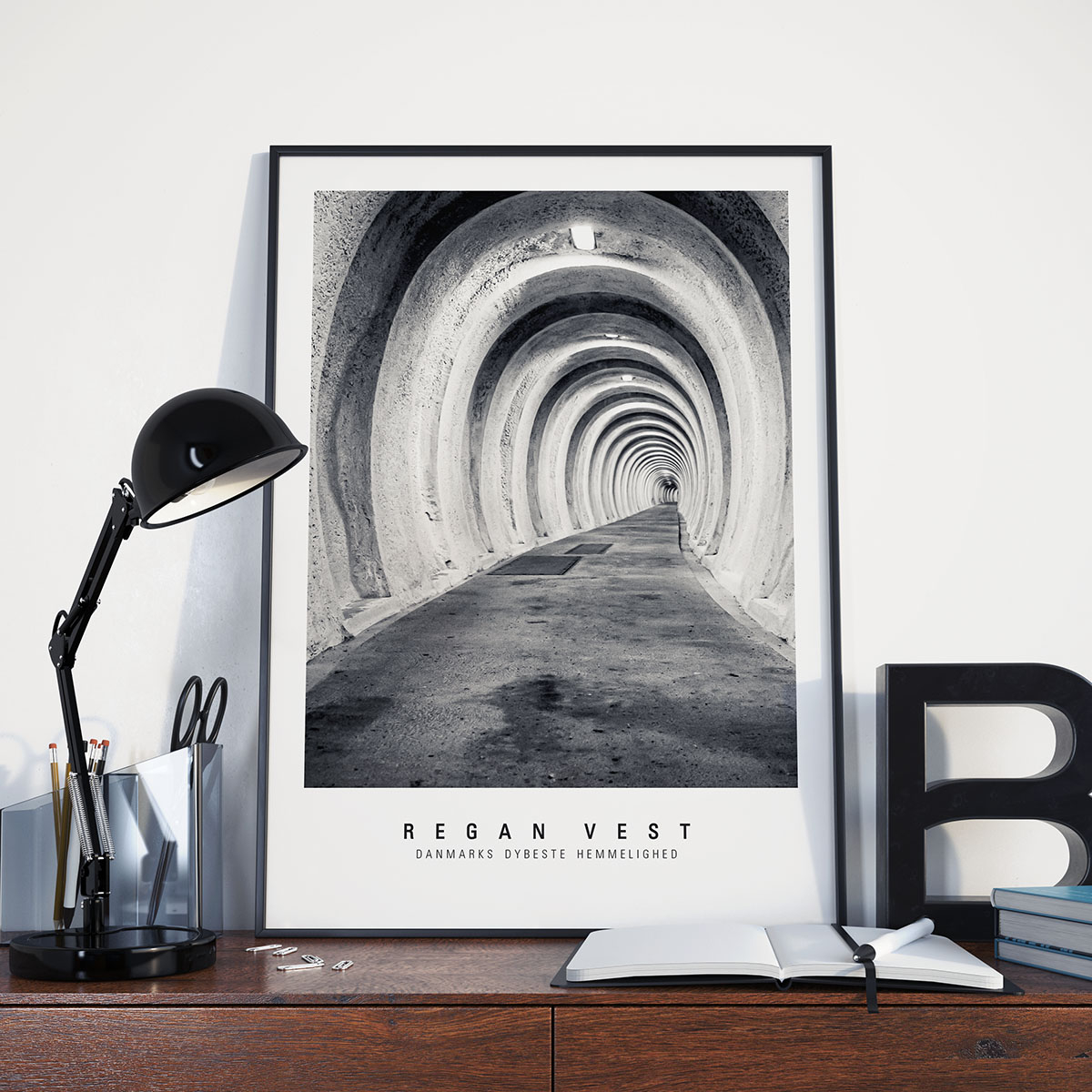 Regan Vest Plakat 50x70 cm - Danmarks dybeste hemmelighed sort/hvid