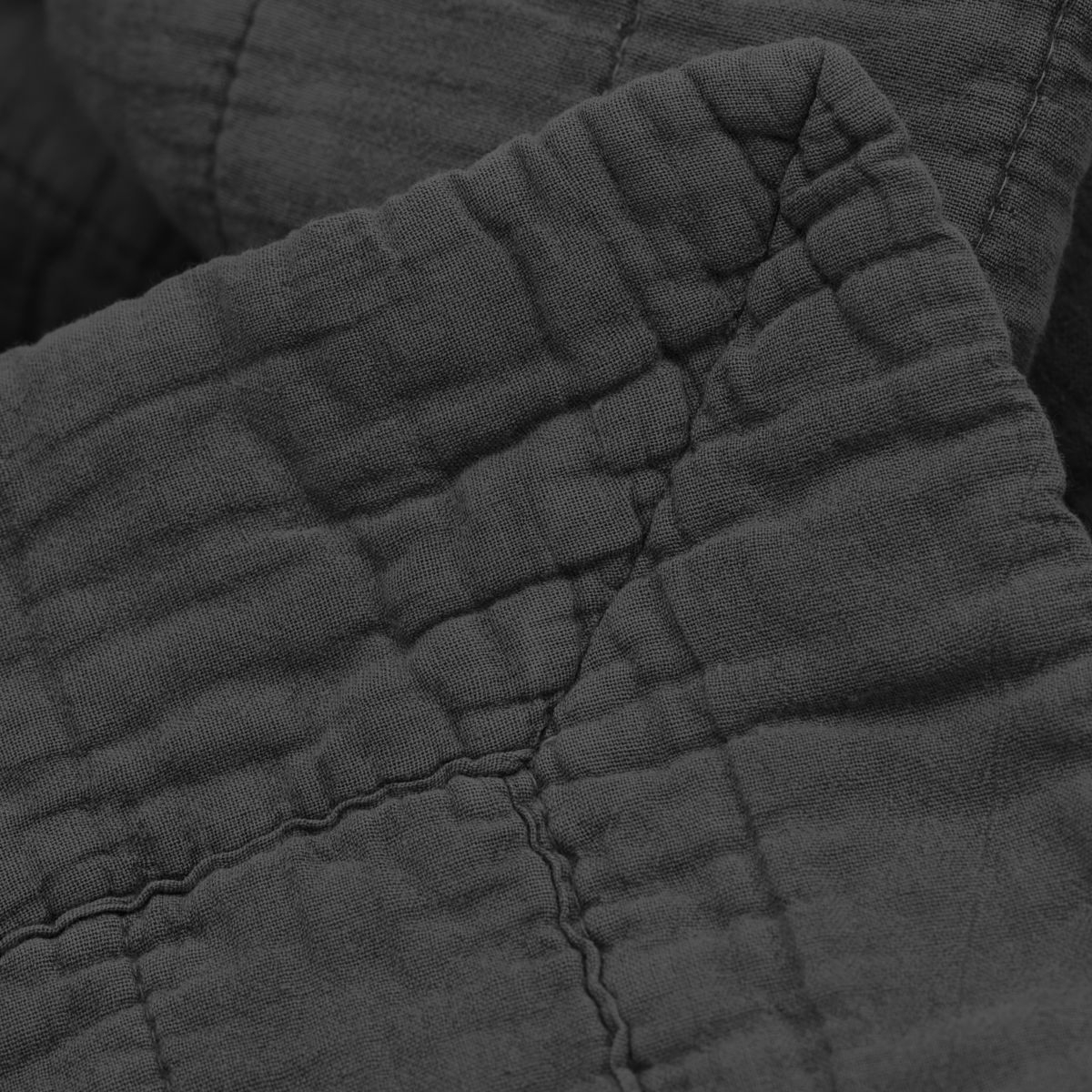 Vatteret sengetæppe, Magnhild, 280 x 280 cm, coal